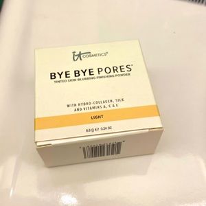 It cosmetics Bye Bye Pores tinted skin blurring finishing powder in Light